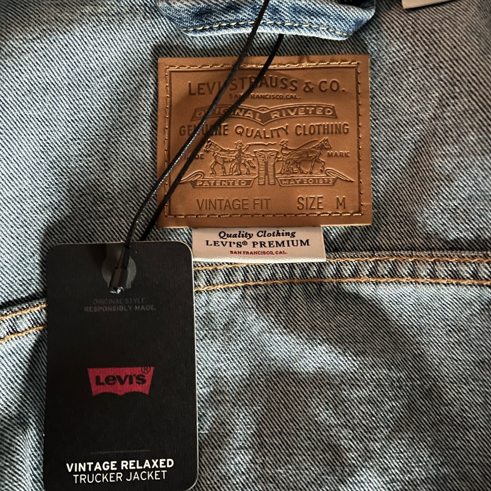 Levi Strauss Men’s Jean Jacket NWT Distressed Vintage Trucker Jacket